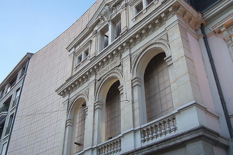 2010-06- (165).JPG - Alte Fassade auf modernem Hintergrund
